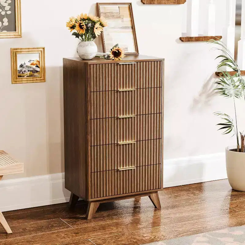 VINGLI Commode Haute Cannelée à 5 Tiroirs, Commode de 60 cm de Large, Commode en Noyer pour Chambre à Coucher Style Mid-Century Modern
