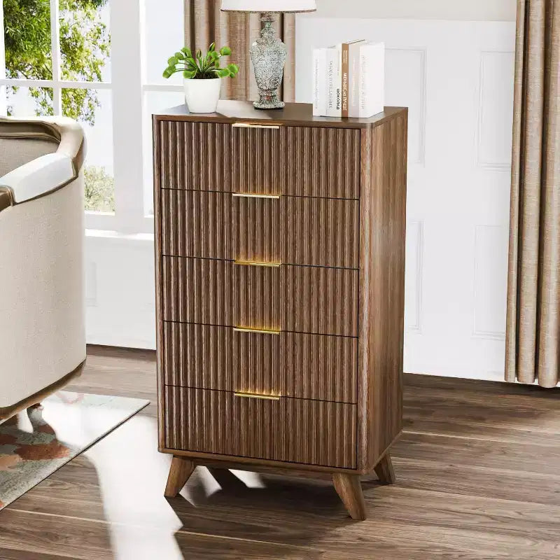 VINGLI Commode Haute Cannelée à 5 Tiroirs, Commode de 60 cm de Large, Commode en Noyer pour Chambre à Coucher Style Mid-Century Modern