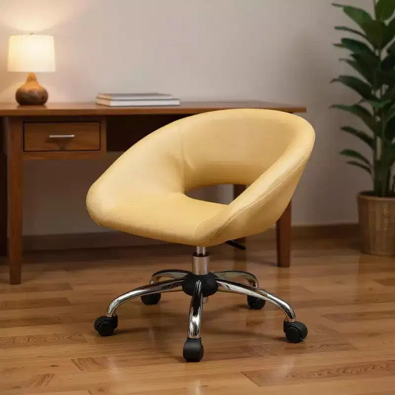 Chaise de bureau pivotante à roulettes réglable en hauteur en similicuir beige et argent HomeRoots