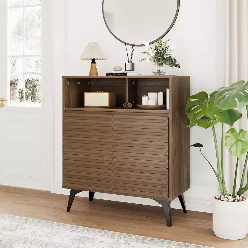 Meuble de rangement cannelé avec pieds en métal, buffet moderne du milieu du siècle, crédence avec rangement