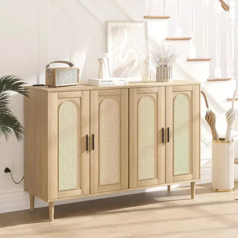 Buffet en rotin avec prise électrique – Meuble de rangement bohème à 4 portes pour salle à manger et salon