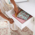 Bureau, huche et chaise pour enfants Guidecraft Avery - Blanc : Bureau d'ordinateur en bois pour enfants avec étagères de rangement et tiroirs, table d'étude et chaise pour filles