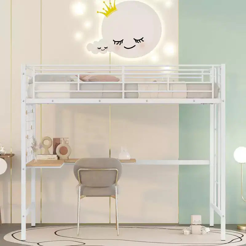 Lit mezzanine une place avec long bureau et grille métallique, Lit mezzanine haut en métal avec barrières de sécurité et échelles pour adolescents et adultes