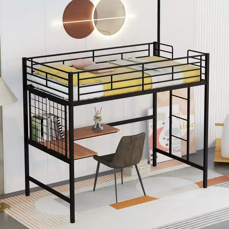 Lit mezzanine une place avec long bureau et grille métallique, Lit mezzanine haut en métal avec barrières de sécurité et échelles pour adolescents et adultes