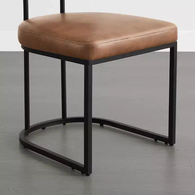 Chaise de salle à manger en métal Spruce&Spring avec cadre en laiton ou noir