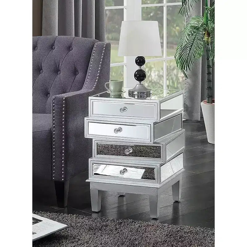 Table de bout HomeStock Belmont avec miroir et quatre tiroirs, table d'appoint contemporaine avec poignées en cristal et panneaux en verre pour rangement de salon