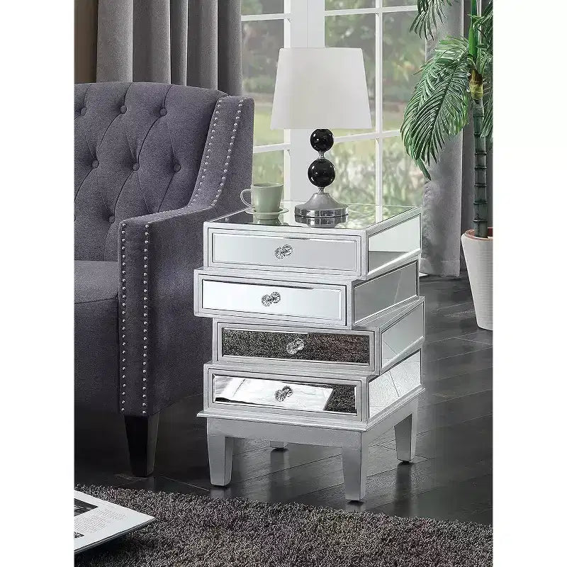 Table de bout HomeStock Belmont avec miroir et quatre tiroirs, table d'appoint contemporaine avec poignées en cristal et panneaux en verre pour rangement de salon