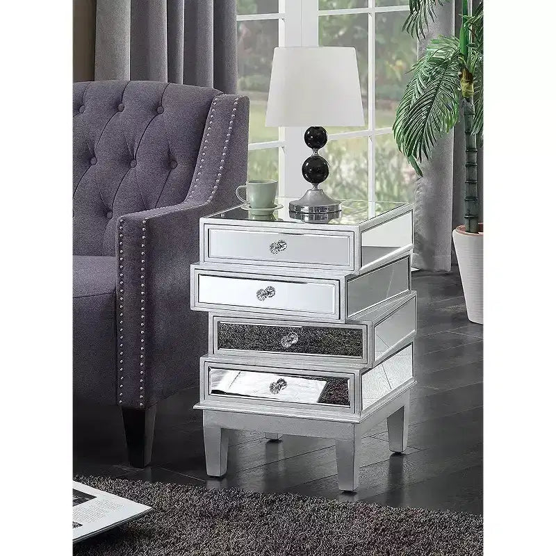 Table de bout HomeStock Belmont avec miroir et quatre tiroirs, table d'appoint contemporaine avec poignées en cristal et panneaux en verre pour rangement de salon