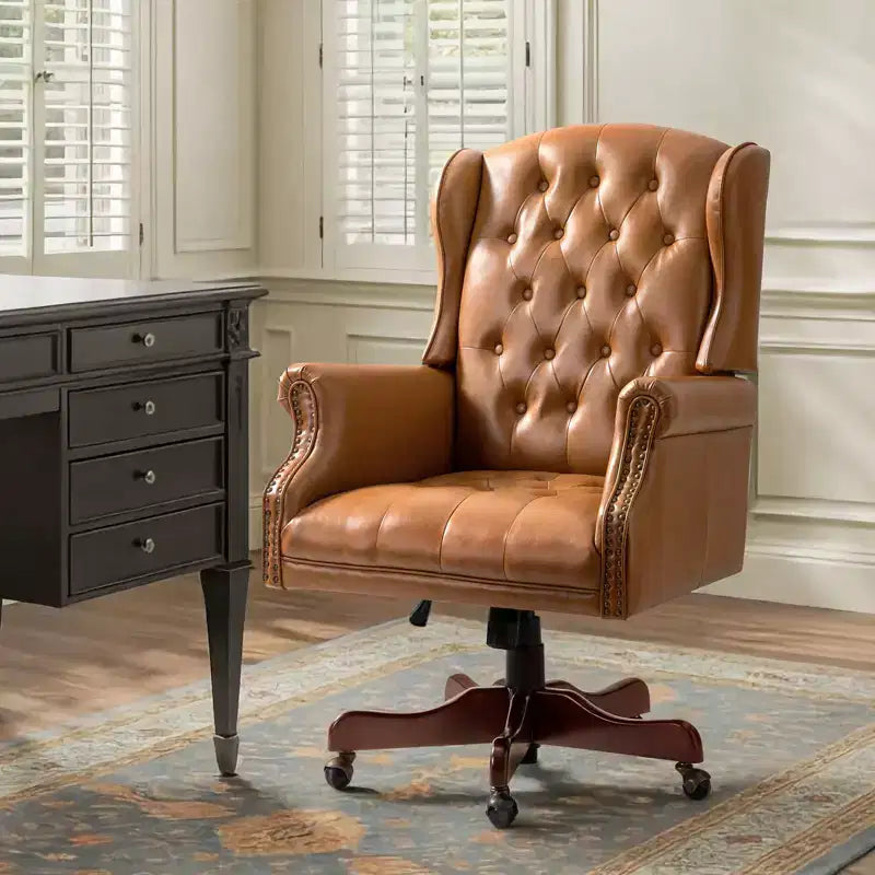 Fauteuil de bureau de direction Amadeo en similicuir traditionnel avec base en bois massif et dossier capitonné | HULALA HOME