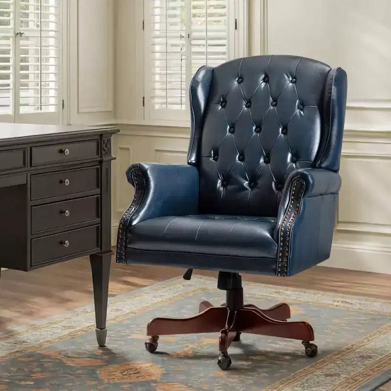 Fauteuil de bureau de direction Amadeo en similicuir traditionnel avec base en bois massif et dossier capitonné | HULALA HOME