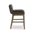 Signature Design by Ashley Cabalynn, tabouret de bar à hauteur de comptoir en similicuir, avec cadre en bois massif, deux tons de marron, lot de 2