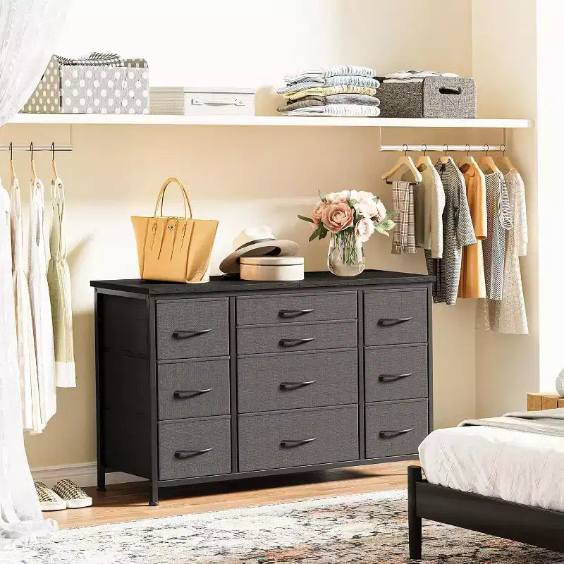 Commode en tissu avec 10 tiroirs de rangement pour chambre à coucher, meuble TV de 55 pouces avec prise de courant, cadre en métal robuste, plateau en bois pour chambre d'amis, placard, entrée
