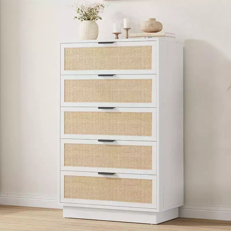Commode antique en rotin blanc à 5 tiroirs, commode haute de 118,6 cm avec poignées en métal pour chambre à coucher, salon ou chambre d'enfant