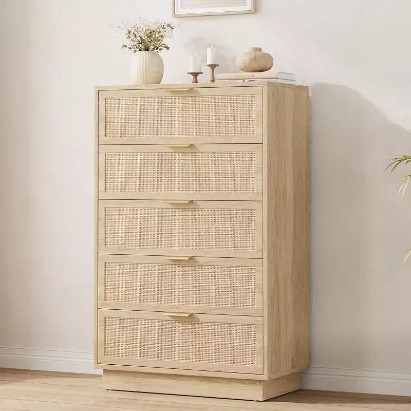 Commode antique en rotin blanc à 5 tiroirs, commode haute de 118,6 cm avec poignées en métal pour chambre à coucher, salon ou chambre d'enfant