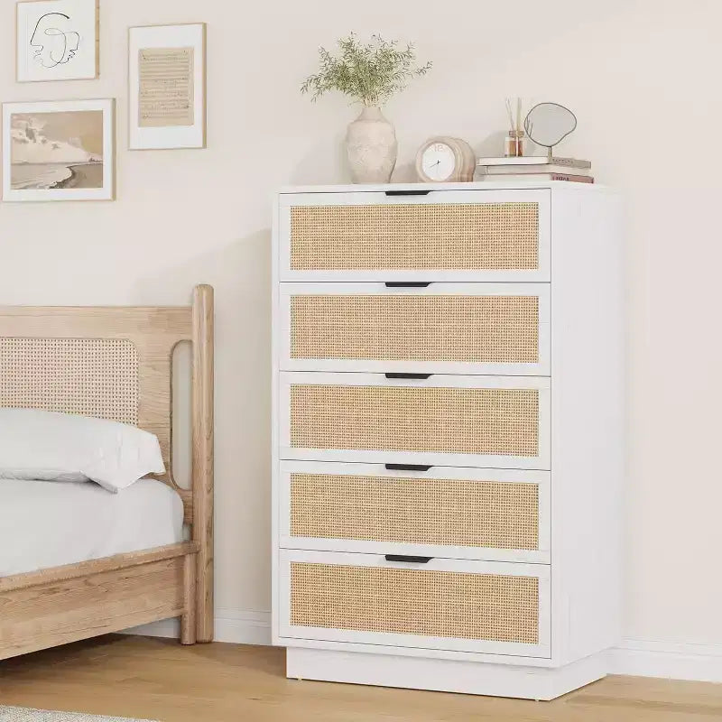 Commode antique en rotin blanc à 5 tiroirs, commode haute de 118,6 cm avec poignées en métal pour chambre à coucher, salon ou chambre d'enfant
