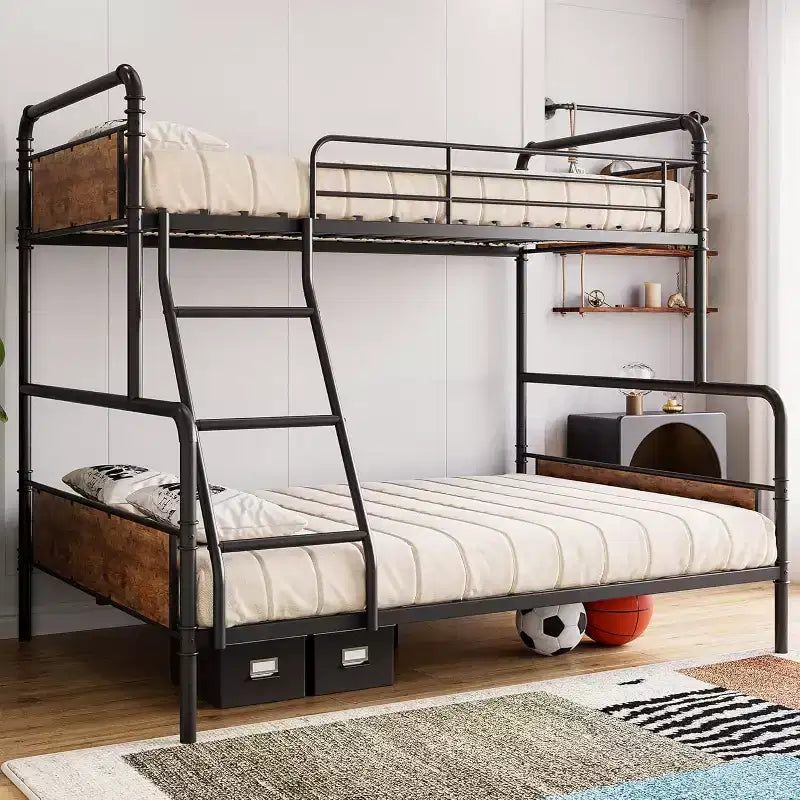 Lit superposé double, cadre robuste, avec échelle inclinée et barrières de sécurité, conception peu encombrante, lit supérieur simple et lit inférieur double.