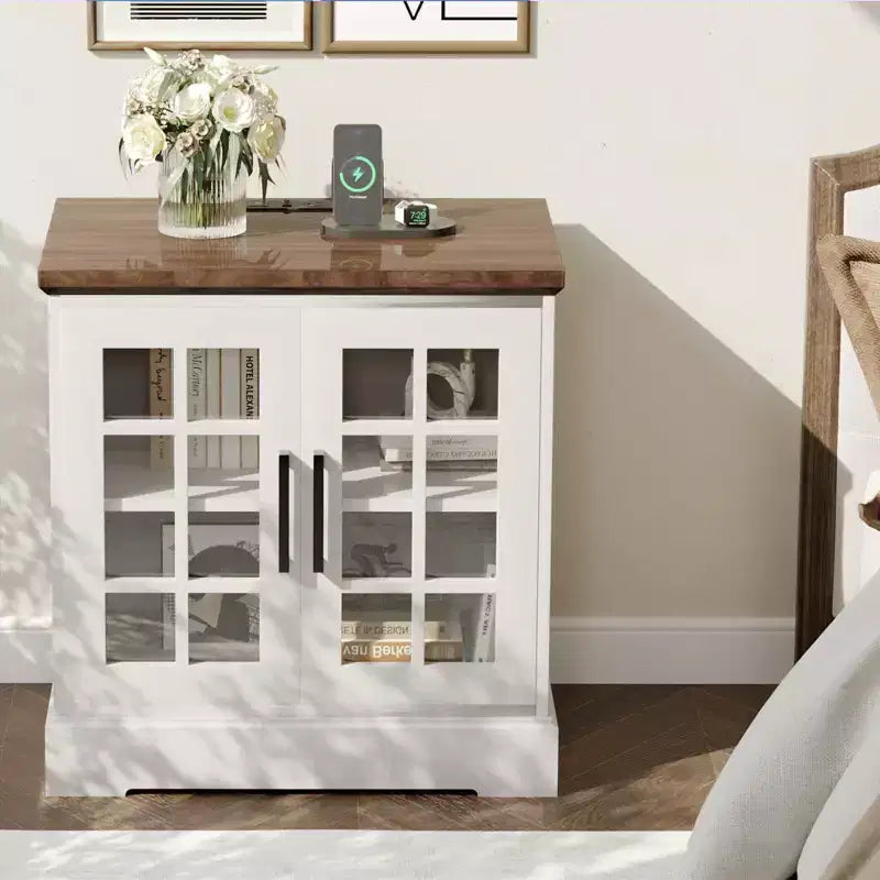 Table de chevet moderne en MDF blanc avec station de charge, porte en verre réglable et rangement | Table de chevet compacte et fonctionnelle pour chambre à coucher