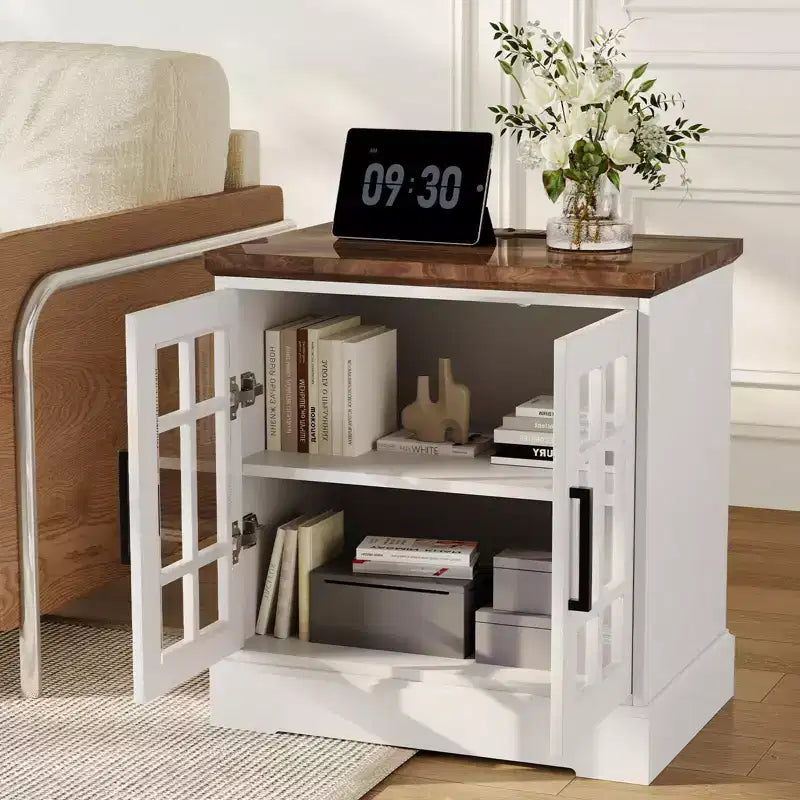 Table de chevet moderne en MDF blanc avec station de charge, porte en verre réglable et rangement | Table de chevet compacte et fonctionnelle pour chambre à coucher