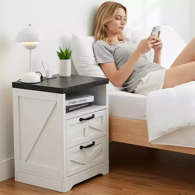 Table de chevet de ferme avec station de recharge, table d'appoint rustique à 2 tiroirs avec ports USB et prises, table de chevet industrielle en bois, blanche