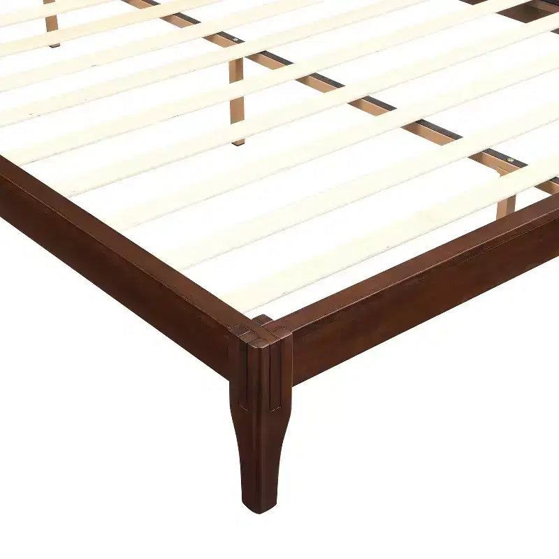 Lit plateforme en bambou massif GDFStudio Johnny 30 cm avec lattes en bois et support métallique