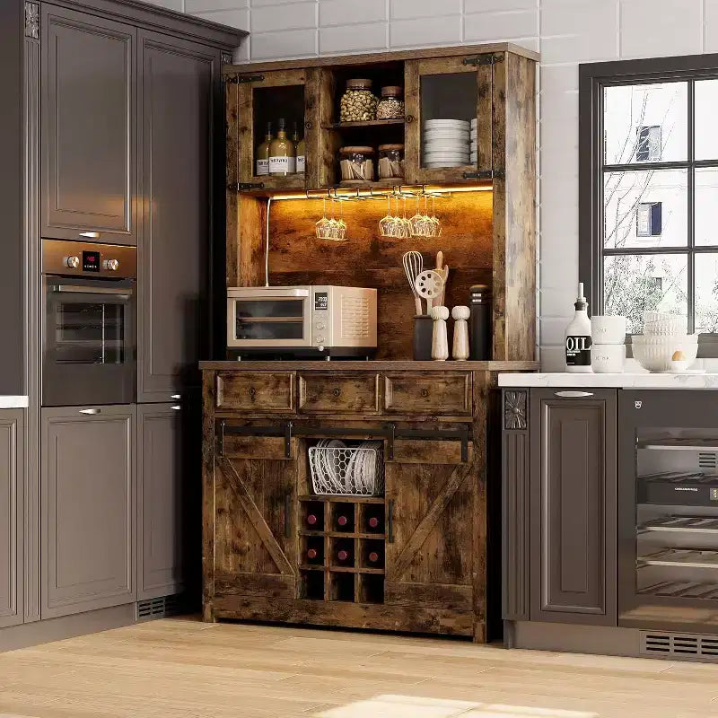 Meuble de bar de ferme de 72 pouces avec support à verres à vin, grand buffet de cuisine avec 3 tiroirs et porte coulissante style grange, armoire de rangement haute pour bar à la maison