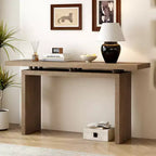 La console en placage de frêne, au design unique, présente un style moderne et minimaliste ainsi qu'un plateau astucieusement conçu, adapté