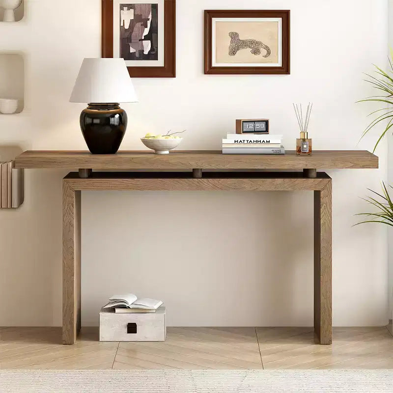 La console en placage de frêne, au design unique, présente un style moderne et minimaliste ainsi qu'un plateau astucieusement conçu, adapté