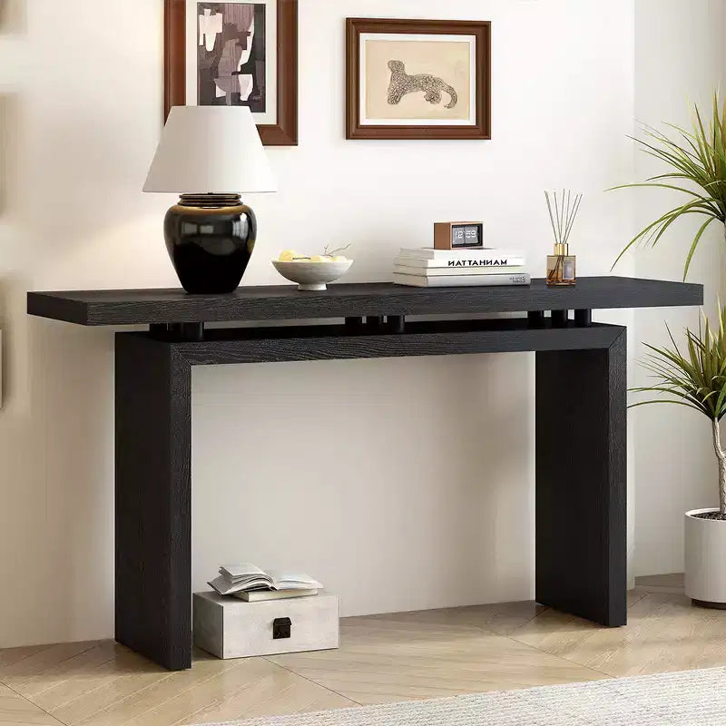 La console en placage de frêne, au design unique, présente un style moderne et minimaliste ainsi qu'un plateau astucieusement conçu, adapté