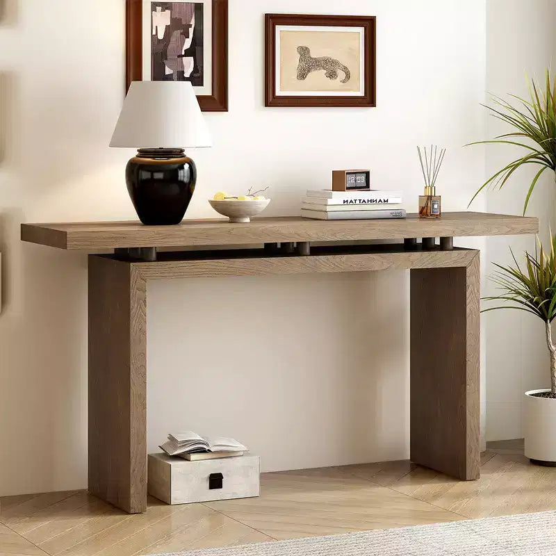 La console en placage de frêne, au design unique, présente un style moderne et minimaliste ainsi qu'un plateau astucieusement conçu, adapté