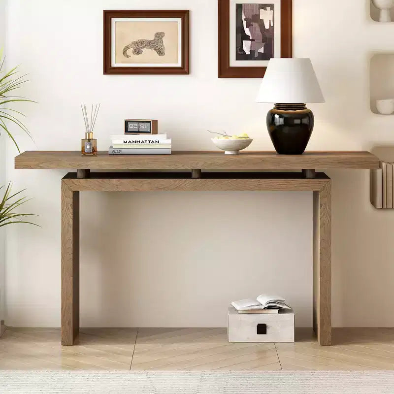 La console en placage de frêne, au design unique, présente un style moderne et minimaliste ainsi qu'un plateau astucieusement conçu, adapté