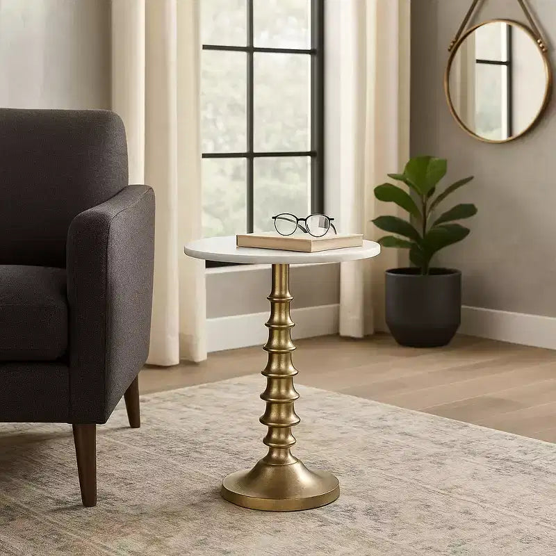 Table d'appoint ou de chevet élégante pour la décoration de la chambre - Plateau en marbre avec base nervurée pour la décoration de la chambre ou du salon - 22 Blanc et or