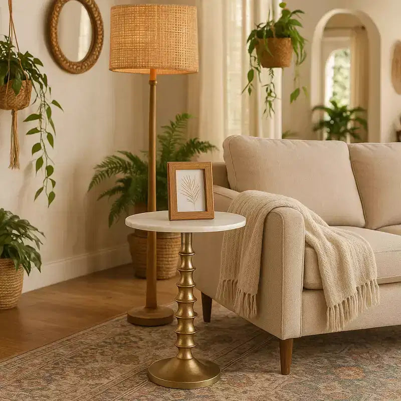 Table d'appoint ou de chevet élégante pour la décoration de la chambre - Plateau en marbre avec base nervurée pour la décoration de la chambre ou du salon - 22 Blanc et or