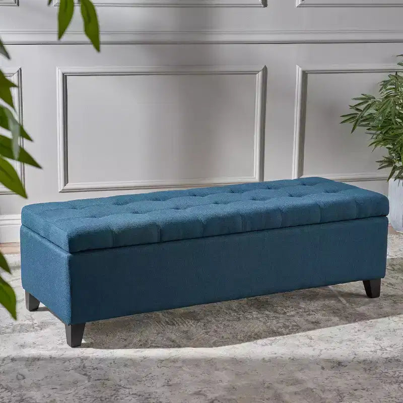 Pouf de rangement rembourré Okak avec capitonnage gaufré, banc de rangement avec pieds en bois, banc d'entrée pour salon, bleu marine
