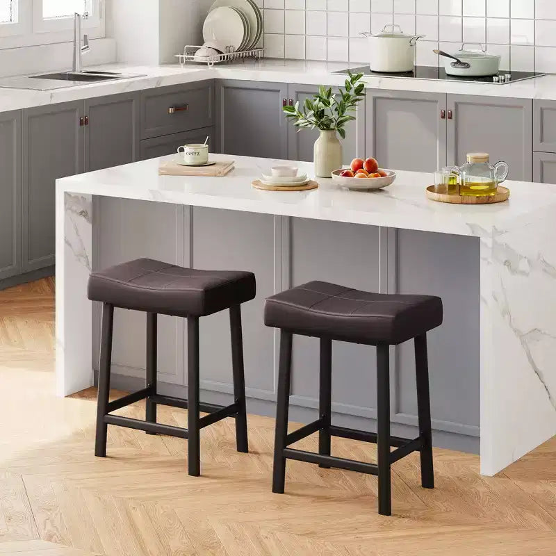 Lot de 2 tabourets de bar en cuir PU | Tabourets de comptoir de 61 cm avec sièges épais en forme de selle et cadre en métal robuste pour îlot de cuisine, bar de petit-déjeuner