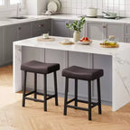 Lot de 2 tabourets de bar en cuir PU | Tabourets de comptoir de 61 cm avec sièges épais en forme de selle et cadre en métal robuste pour îlot de cuisine, bar de petit-déjeuner