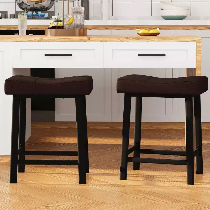 Lot de 2 tabourets de bar en cuir PU | Tabourets de comptoir de 61 cm avec sièges épais en forme de selle et cadre en métal robuste pour îlot de cuisine, bar de petit-déjeuner