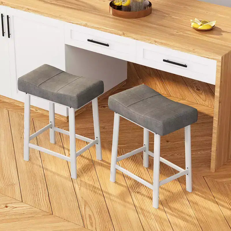 Lot de 2 tabourets de bar en cuir PU | Tabourets de comptoir de 61 cm avec sièges épais en forme de selle et cadre en métal robuste pour îlot de cuisine, bar de petit-déjeuner