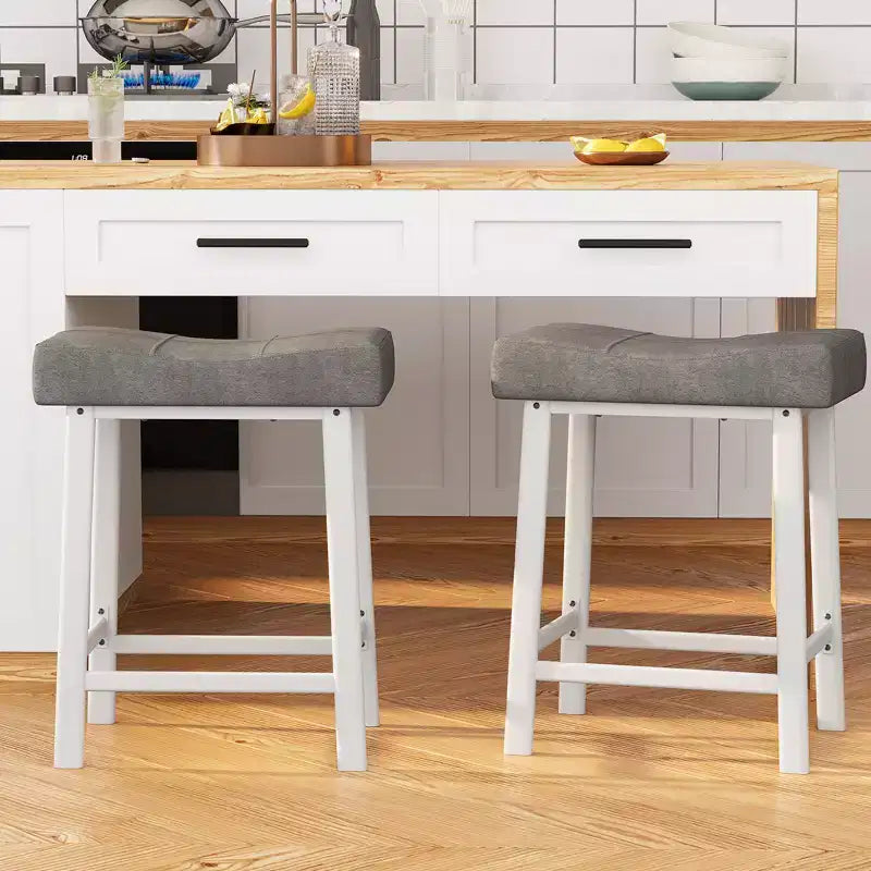 Lot de 2 tabourets de bar en cuir PU | Tabourets de comptoir de 61 cm avec sièges épais en forme de selle et cadre en métal robuste pour îlot de cuisine, bar de petit-déjeuner