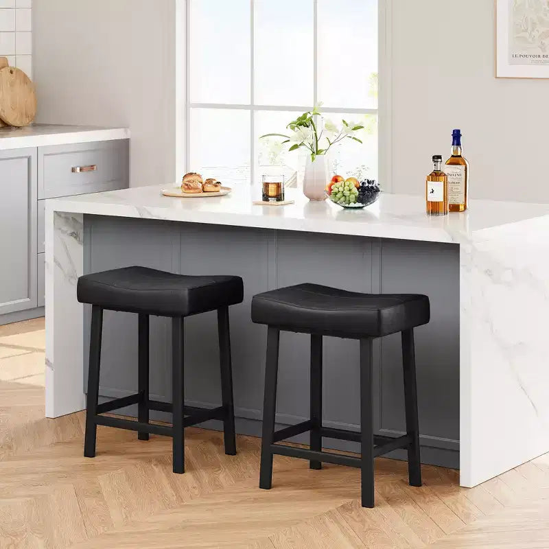 Lot de 2 tabourets de bar en cuir PU | Tabourets de comptoir de 61 cm avec sièges épais en forme de selle et cadre en métal robuste pour îlot de cuisine, bar de petit-déjeuner