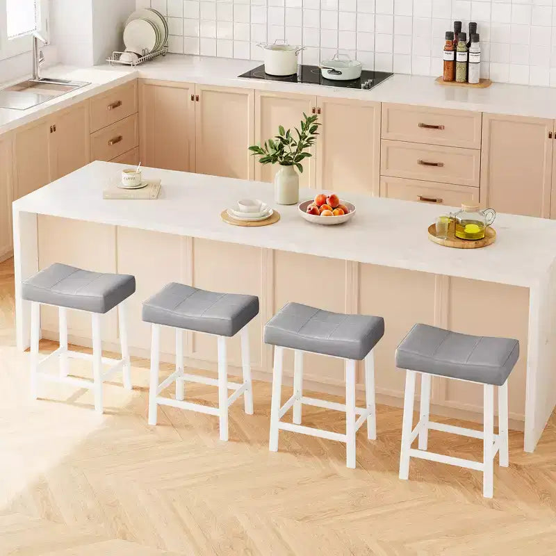Lot de 2 tabourets de bar en cuir PU | Tabourets de comptoir de 61 cm avec sièges épais en forme de selle et cadre en métal robuste pour îlot de cuisine, bar de petit-déjeuner