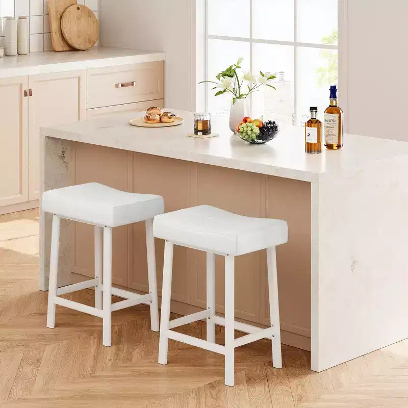 Lot de 2 tabourets de bar en cuir PU | Tabourets de comptoir de 61 cm avec sièges épais en forme de selle et cadre en métal robuste pour îlot de cuisine, bar de petit-déjeuner