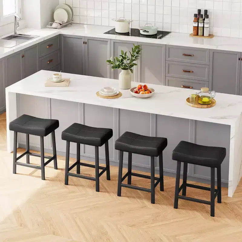 Lot de 2 tabourets de bar en cuir PU | Tabourets de comptoir de 61 cm avec sièges épais en forme de selle et cadre en métal robuste pour îlot de cuisine, bar de petit-déjeuner