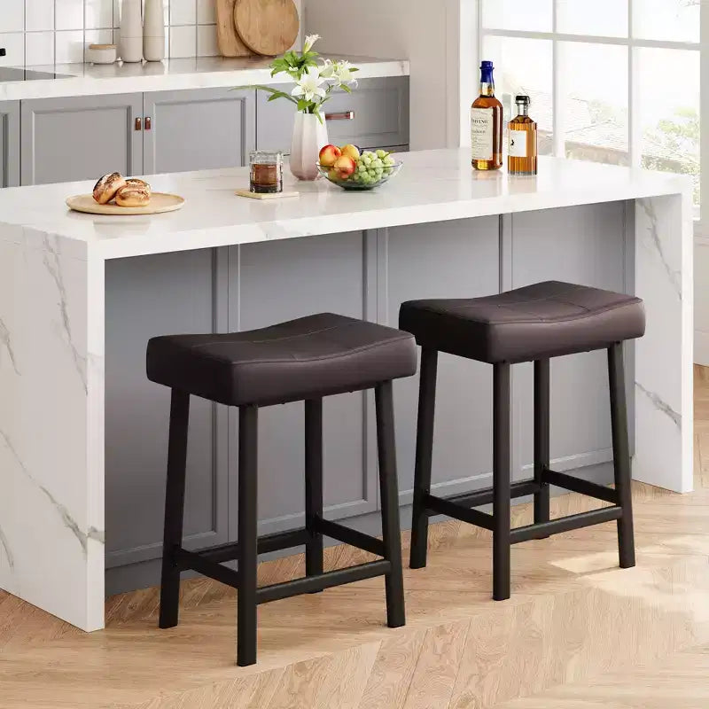 Lot de 2 tabourets de bar en cuir PU | Tabourets de comptoir de 61 cm avec sièges épais en forme de selle et cadre en métal robuste pour îlot de cuisine, bar de petit-déjeuner