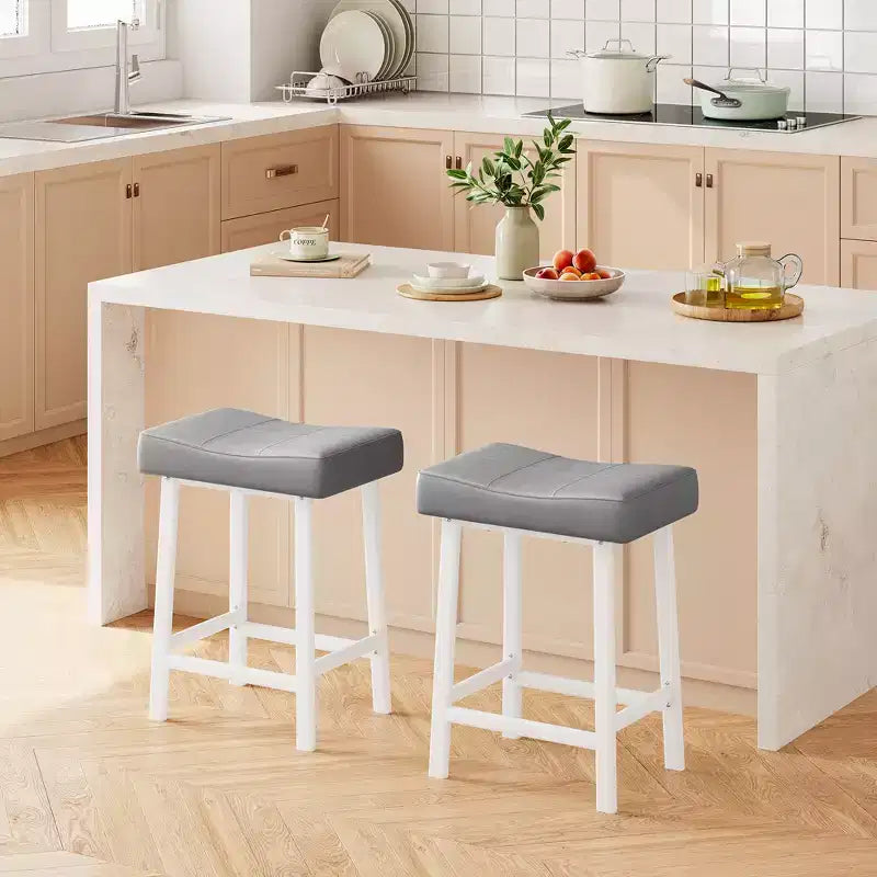 Lot de 2 tabourets de bar en cuir PU | Tabourets de comptoir de 61 cm avec sièges épais en forme de selle et cadre en métal robuste pour îlot de cuisine, bar de petit-déjeuner