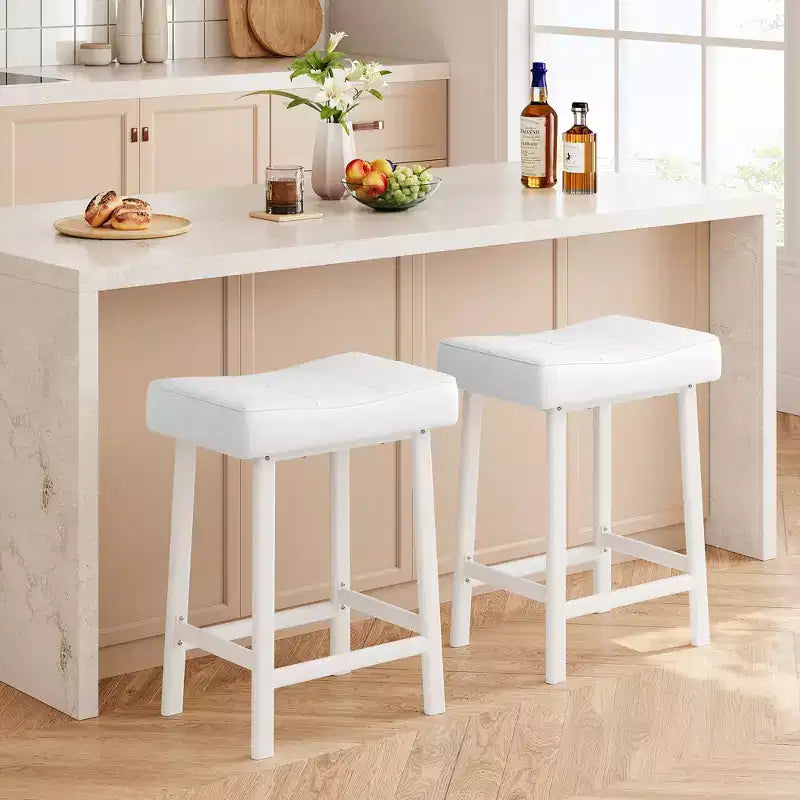 Lot de 2 tabourets de bar en cuir PU | Tabourets de comptoir de 61 cm avec sièges épais en forme de selle et cadre en métal robuste pour îlot de cuisine, bar de petit-déjeuner