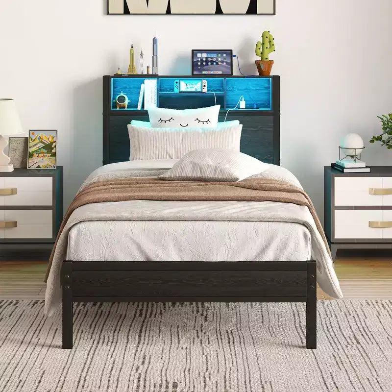 Cadre de lit double en métal Bellemave avec tête de lit de rangement, lumières LED RGB, station de recharge, bibliothèque de rangement, pas de sommier tapissier