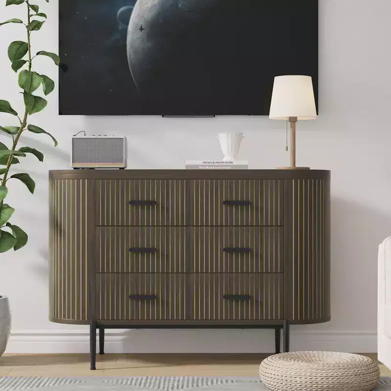 Commode 6 tiroirs cannelés, commode en bois moderne du milieu du siècle de 120 cm de large avec profil incurvé et poignées dorées pour chambre à coucher ou dressing