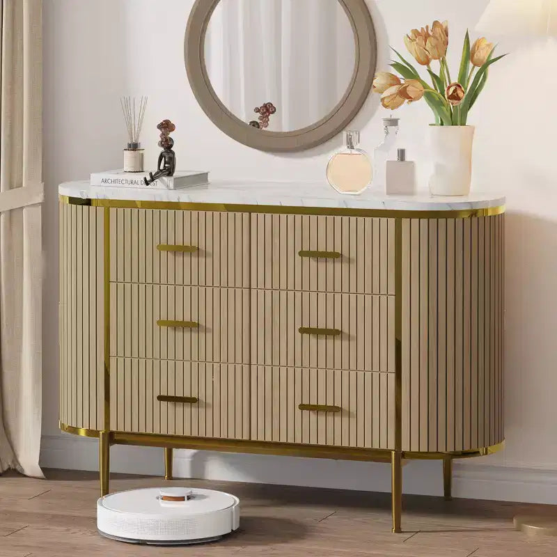 Commode 6 tiroirs cannelés, commode en bois moderne du milieu du siècle de 120 cm de large avec profil incurvé et poignées dorées pour chambre à coucher ou dressing