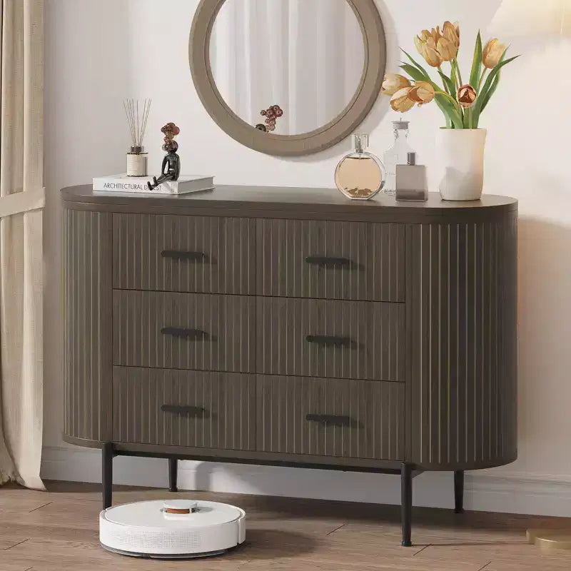 Commode 6 tiroirs cannelés, commode en bois moderne du milieu du siècle de 120 cm de large avec profil incurvé et poignées dorées pour chambre à coucher ou dressing
