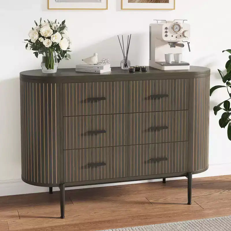 Commode 6 tiroirs cannelés, commode en bois moderne du milieu du siècle de 120 cm de large avec profil incurvé et poignées dorées pour chambre à coucher ou dressing